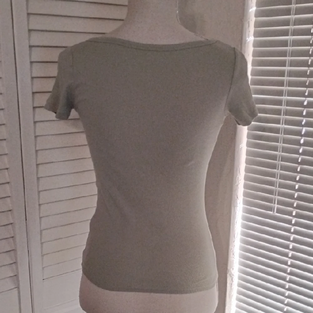 Hollister Olive Short Sleeve V-Neck Top - Picture 4 of 5